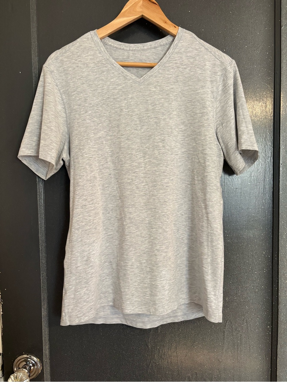 lululemon athletica Men’s Heather Light Gray V-Neck Short Sleeve Tee